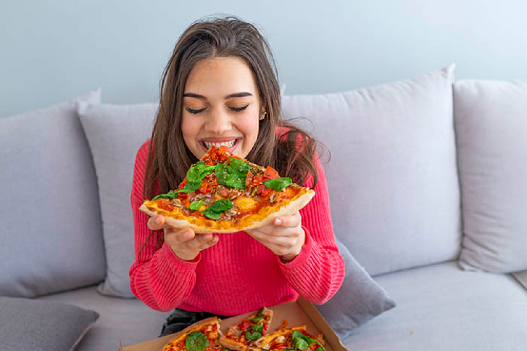 食事を楽しむ女性