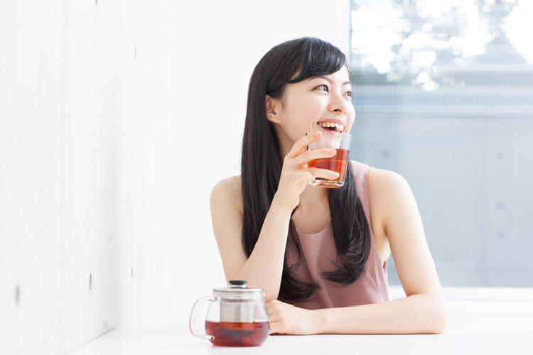 お茶を飲む女性