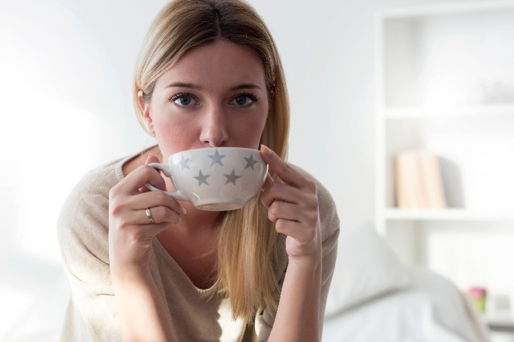 ホットドリンクを飲む女性