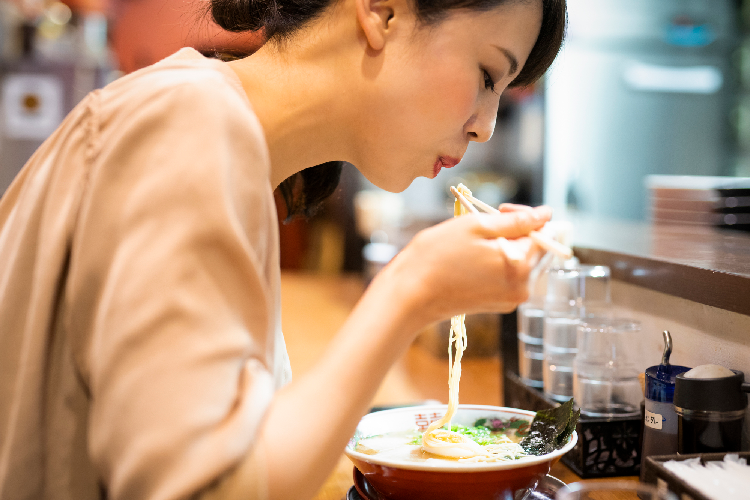 ラーメンを食べる女性