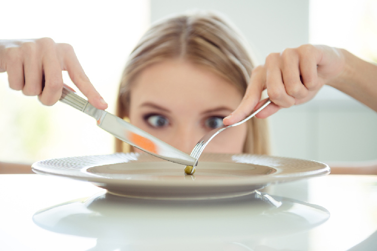 食事制限をする女性