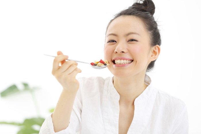 笑顔で食べると太らない!? ダイエット中の食べ過ぎを防ぐ3つの