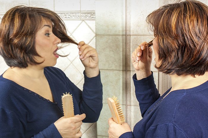 抜くのはNG!白髪を見つけた時のベストな対処法まとめ