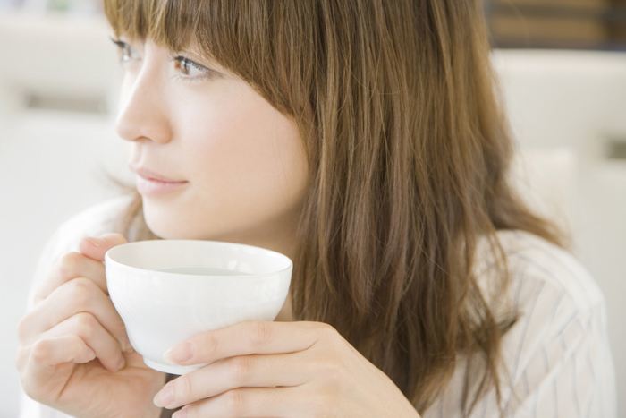 白湯を飲んでいる女性のイメージ