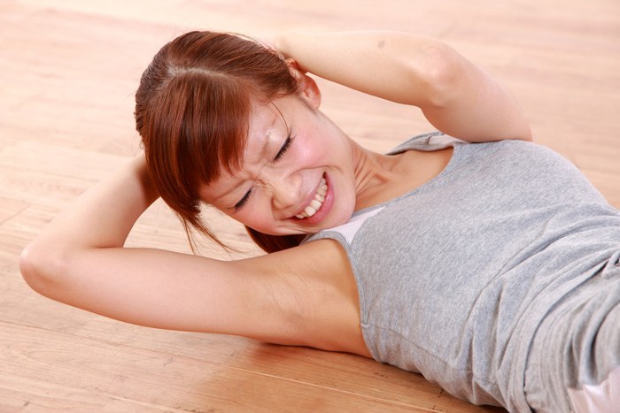 毎日筋トレに励んでいる女性のイメージ