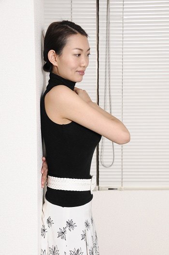 美姿勢を身につける「壁立ち」をしているイメージ