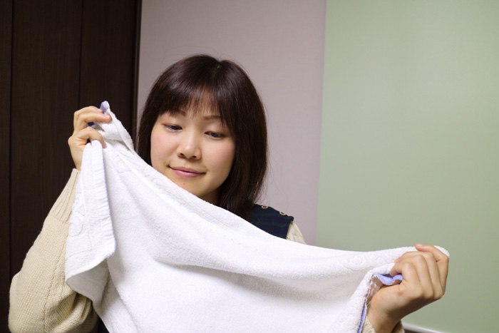 タオルを持っている女性のイメージ