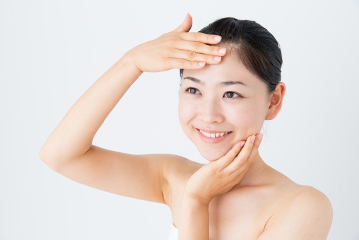 肌を触る女性のイメージ