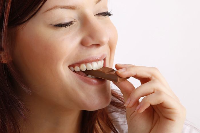 チョコレートを食べるイメージ