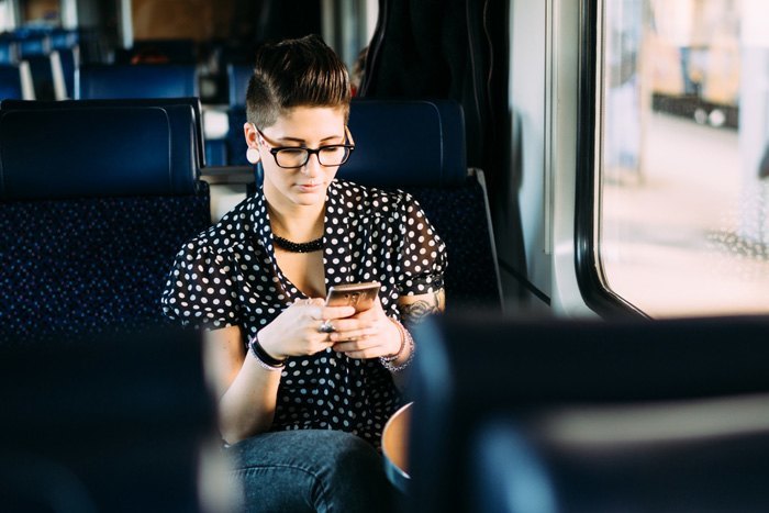 電車でのスマホ使用のイメージ