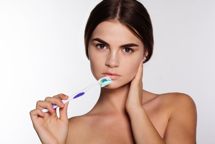 歯磨きをしている女性のイメージ