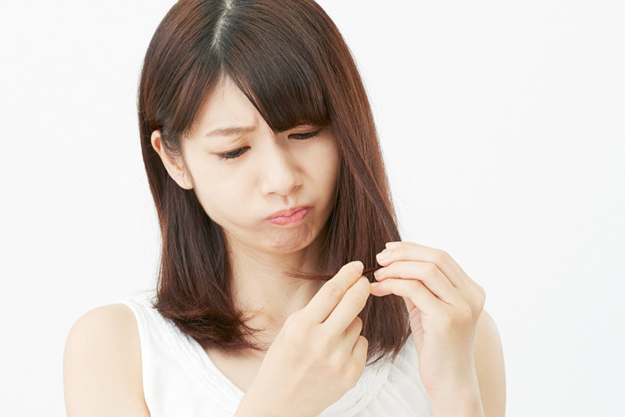 【都市伝説?】白髪は抜くと増えるって聞くけど本当なの!?