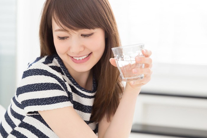 白湯を飲んでいる女性のイメージ