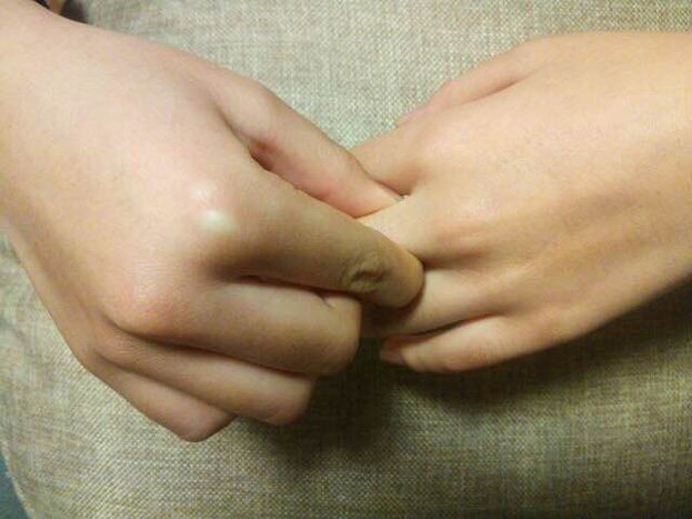中指の付け根を揉んでいる写真