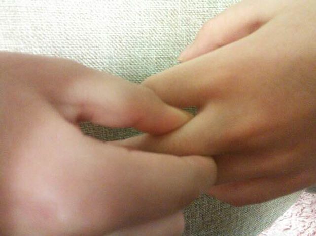 中指の付け根を引っ張っている写真