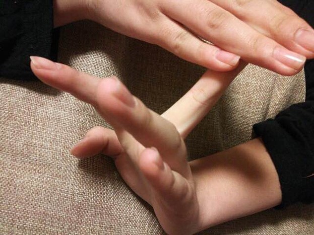 中指を手の甲側に反らしている写真