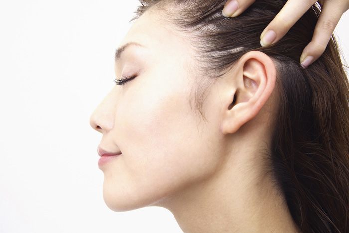 ほうれい線やたるみが目立つお疲れ老け顔から一発逆転!側頭筋をほぐして引き上げるリフトアップマッサージ