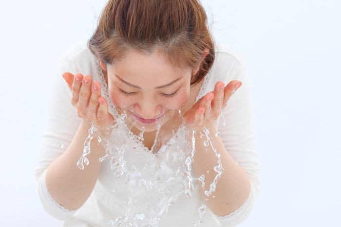 ぬるま湯の洗顔のイメージ