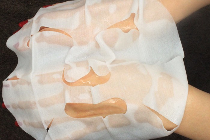 シートマスクを手の甲に乗せるイメージ