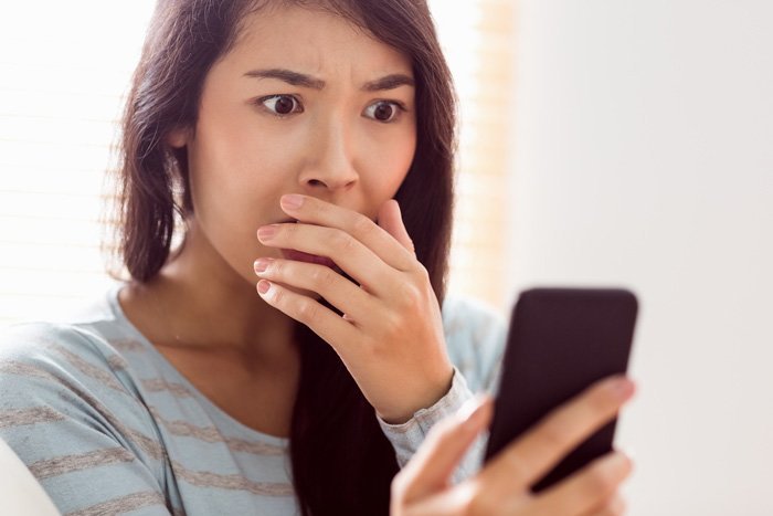 口が臭くて、彼がドン引き!原因はスマホによる「スマホ口臭」!?