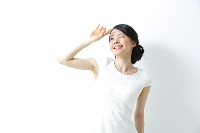 紫外線を気にしている女性のイメージ