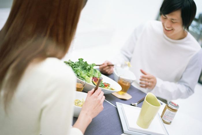 食事をしているカップルのイメージ