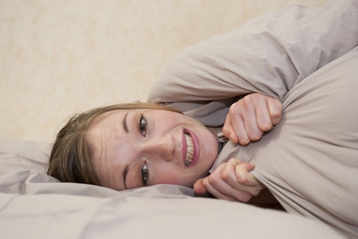 血行不良による冷えで辛い思いをしている女性のイメージ