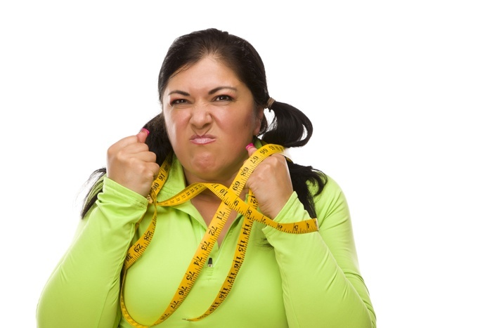 体脂肪率に一喜一憂している女性のイメージ