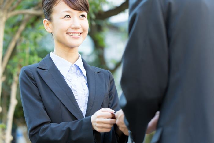 名刺を持つイメージ