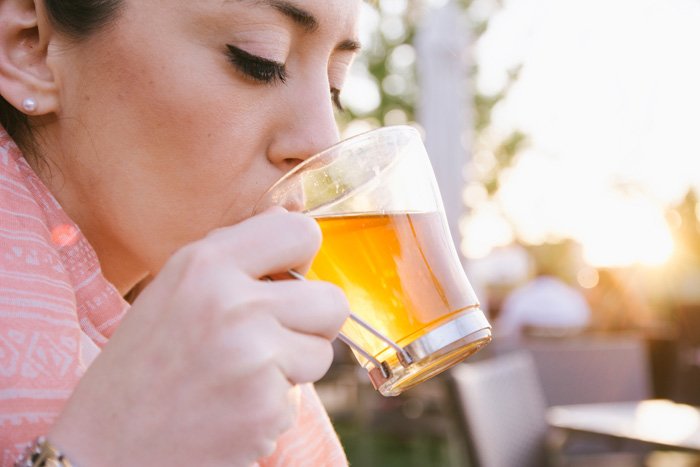フラワーエッセンスをお茶に入れて飲むイメージ
