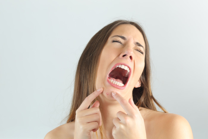 肌トラブルがあるのにデート目前で大慌て!そんな時に知っておきたいSOSメイク法とは?
