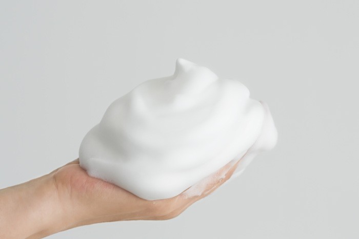 片方の手のひらいっぱいの量の泡のイメージ