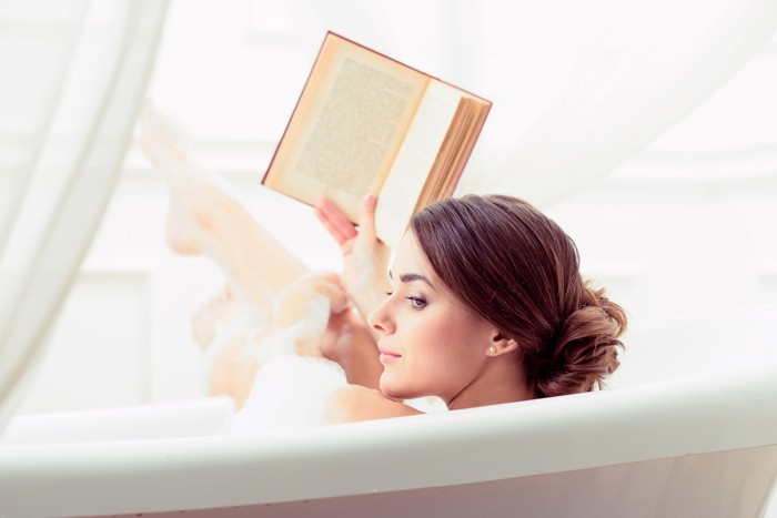 お風呂で本を読むイメージ