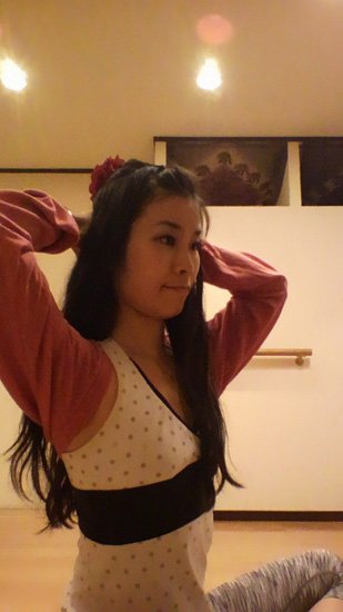 後頭部で後ろを押すストレッチのイメージ