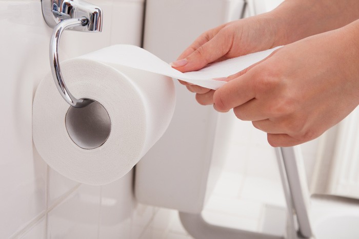 トイレットペーパーを取るイメージ