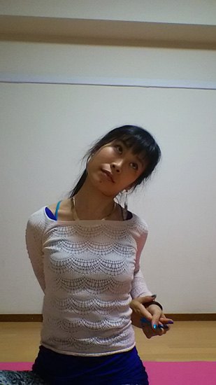 首肩を伸ばすストレッチのイメージ