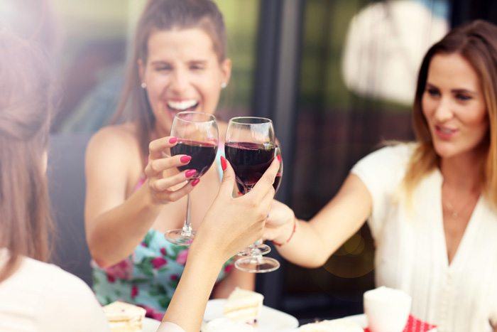お酒と上手に付き合う事で美容効果やダイエットに!!人間関係もうまくいく