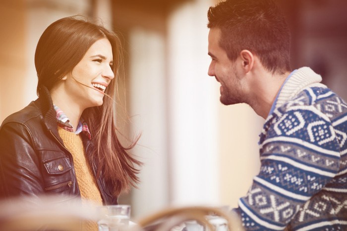アイコンタクトしながら会話するイメージ