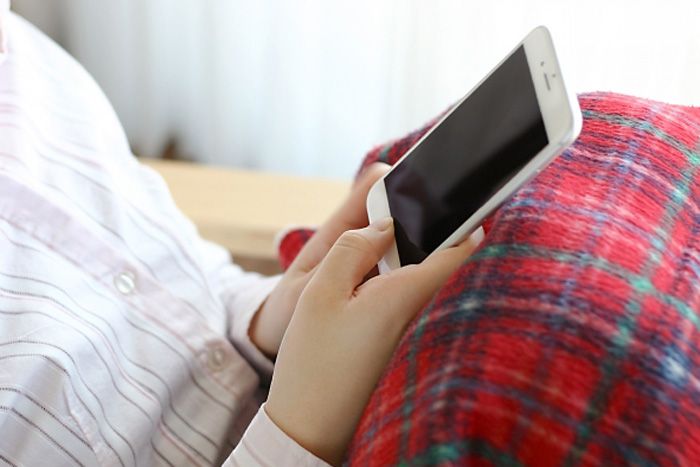 スマホで連絡をするイメージ