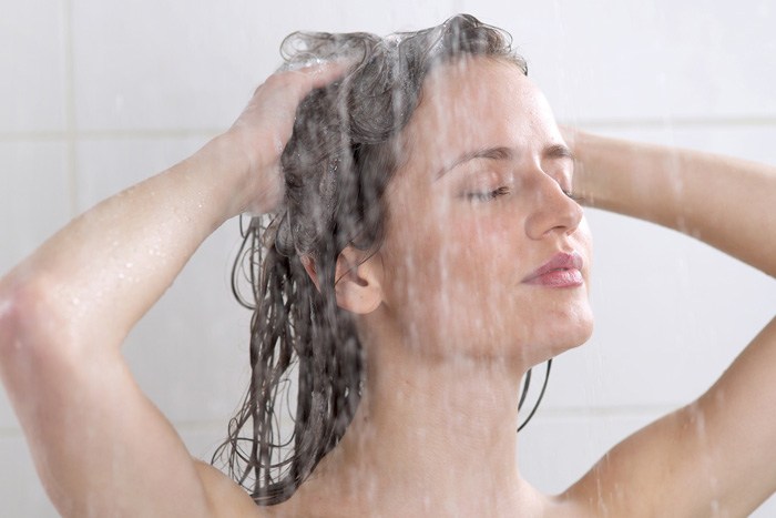 高温反復浴でシャワーをあびるイメージ