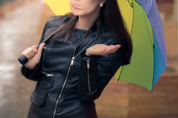 雨の日のレザージャケットのイメージ