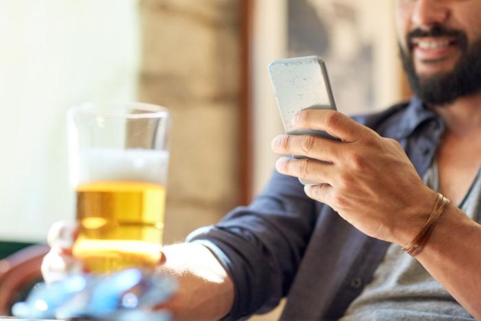酔ってLINEするイメージ