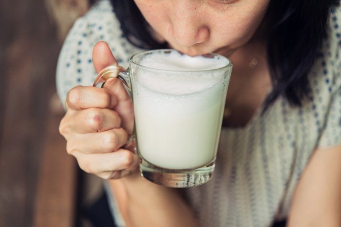 豆乳を飲むイメージ