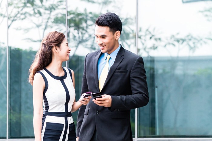 会社の人と連絡先を交換するイメージ