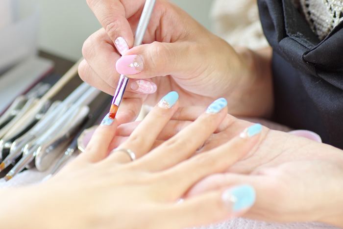ネイリストがお願いしたい!ジェルネイルの施術中にお客様にしてほしくないこと
