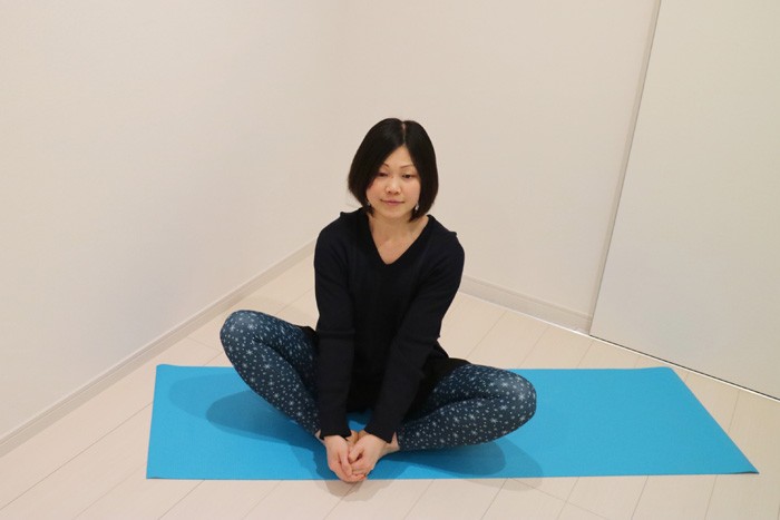 股関節をしなやかにする「ゴロゴロ体操」