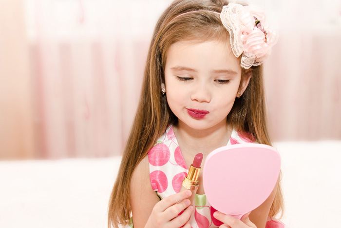 オシャレをする女の子のイメージ