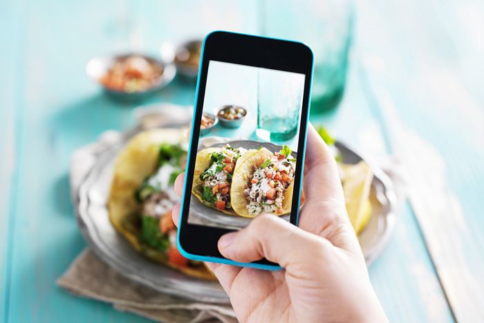 食事の写メを撮るイメージ