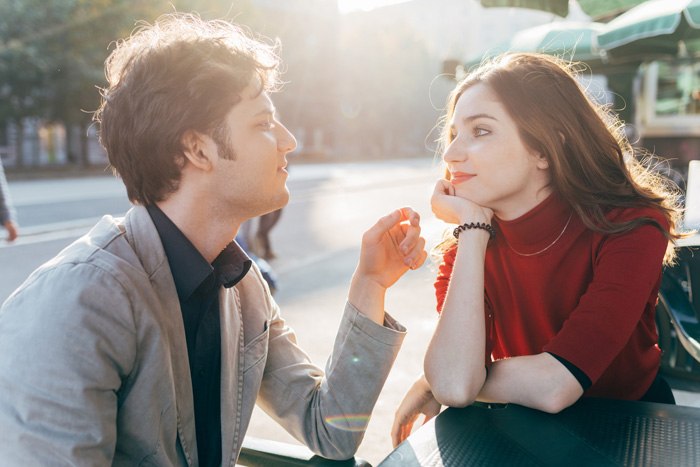 自分からアプローチできない……。それなら年下男性が思わず誘いたくなる雰囲気を出そう