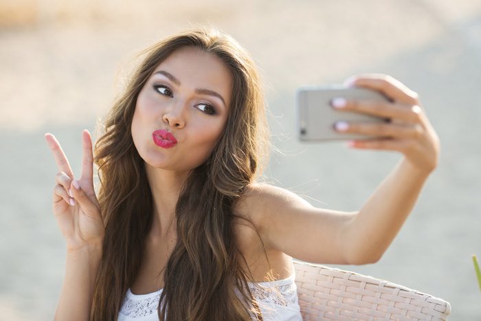 心境をBGMで語られても……。男性から重い女だと思われる大人女性のLINEプロフィール